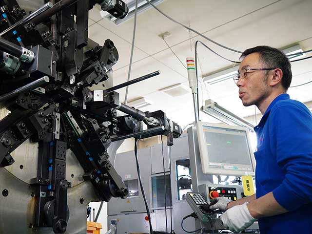 バネ製造シーン03